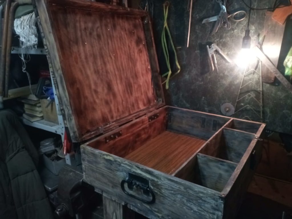 Вторая жизнь сундука, превращение старого оружейного ящика в предмет мебели